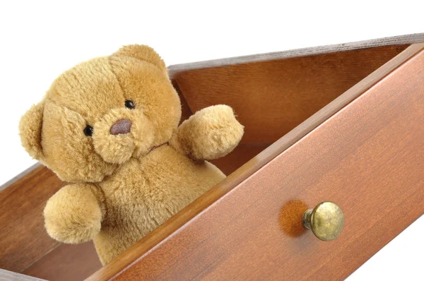 Urso de pelúcia em uma gaveta de madeira — Fotografia de Stock