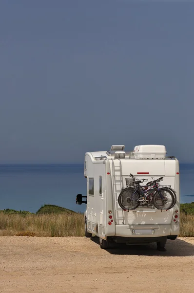 Camper parked on the beach — Stock Photo, Image
