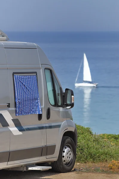 Husbil parkerad på stranden — Stockfoto