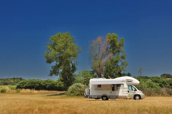 Camper parked in the countryside — Stock Photo, Image