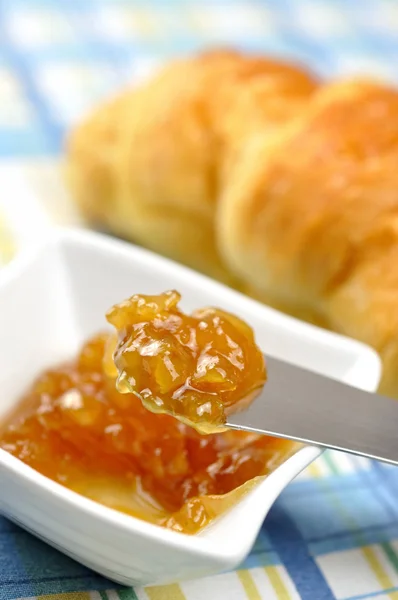 Croissant und Marmelade Stockfoto