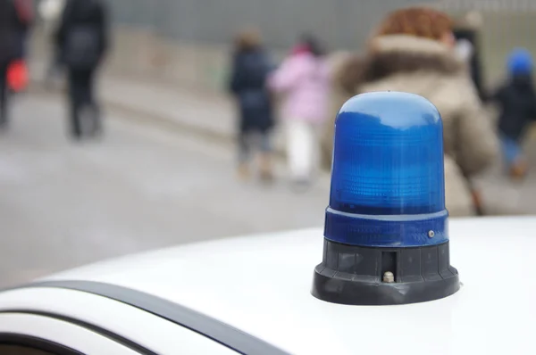Polizeifahrzeug vor der Schule Stockbild