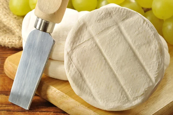 Italiaanse tomino kaas op een houten snijplank — Stockfoto