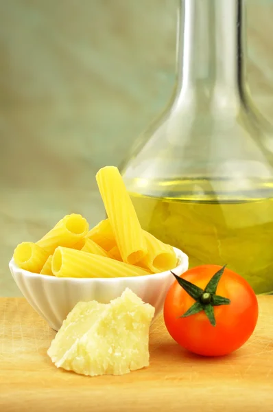 Ruwe tortiglioni pasta met Parmezaanse kaas, cherry tomaat en olijfolie — Stockfoto