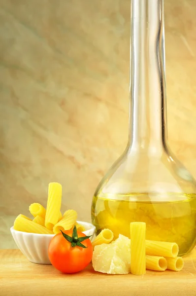 Raw tortiglioni pasta with parmesan, cherry tomato and olive oil — Stock Photo, Image