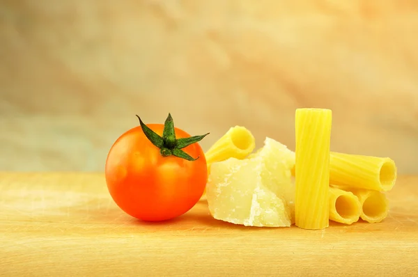 Raw tortiglioni pasta with parmesan and cherry tomato — Stock Photo, Image