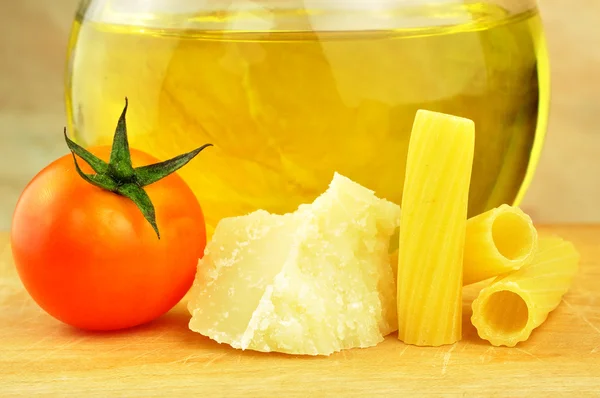 Pasta cruda tortiglioni con parmigiano, pomodorini e olio d'oliva — Foto Stock