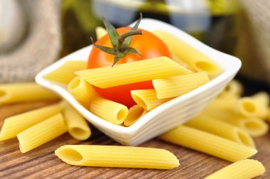 seçici odak küçük bir kapta çiğ penne makarna