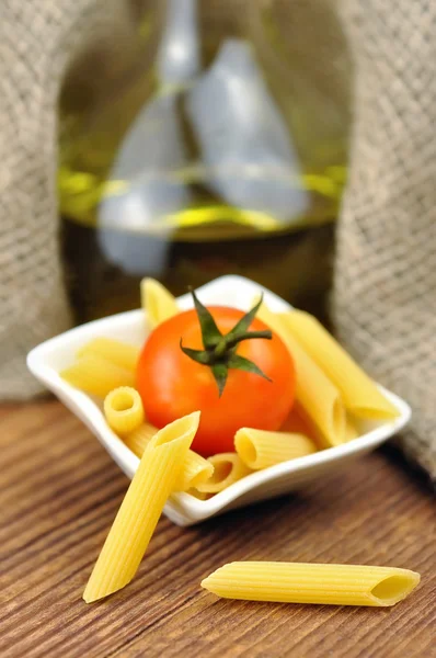 Rå penne pasta i en liten skål, selektiv inriktning — Stockfoto