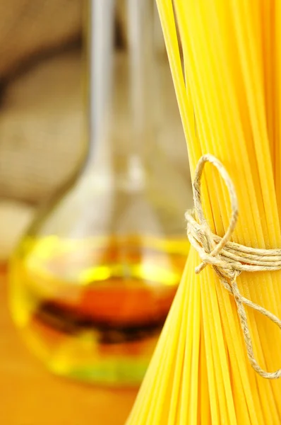 Raw ingredients for spaghetti aglio, olio e peperoncino — Stock Photo, Image