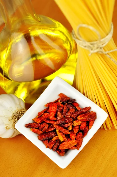 Surovin pro špagety aglio, olio e peperoncino — Stock fotografie