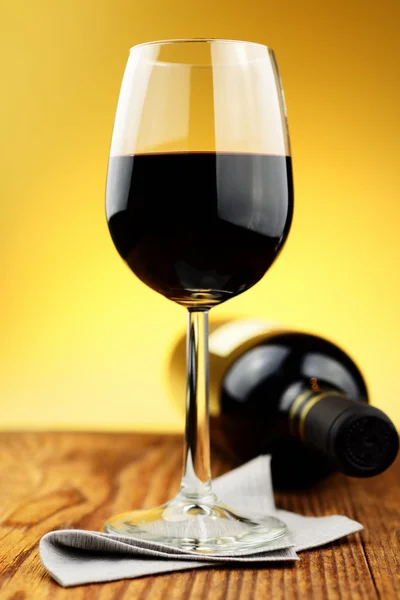 Glas und Flasche feinen italienischen Rotwein Stockbild