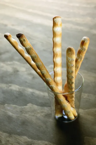 Гриссини, итальянские хлебные палочки, избирательный фокус — стоковое фото