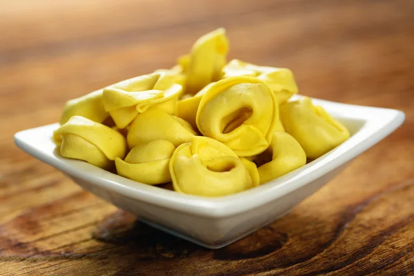 Tortellini, makaron świeżych jaj. — Zdjęcie stockowe