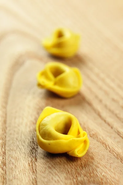 Tortellini, makaron świeżych jaj. — Zdjęcie stockowe