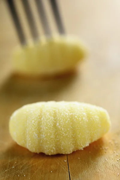 Hausgemachte rohe Gnocchi, frische italienische Pasta — Stockfoto