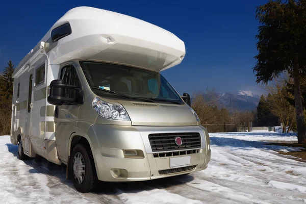 Camper zaparkowany na śniegu w górach Obrazek Stockowy