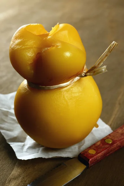 Scamorza, tipico formaggio affumicato italiano — Foto Stock