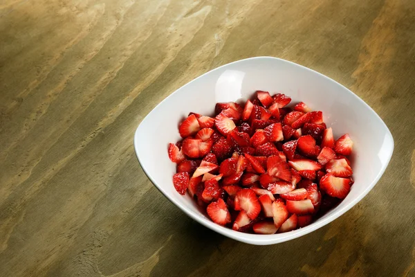 Fresas en rodajas en un tazón — Foto de Stock