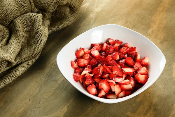 Fresas en rodajas en un tazón Fotos De Stock