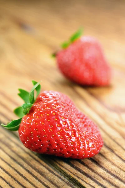 Erdbeeren auf einem alten Holztisch Stockbild