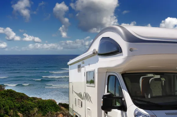 露营车停在 buggerru、 撒丁岛、 意大利海滩 图库图片