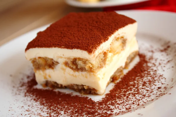 Bolo tiramisu na placa — Fotografia de Stock