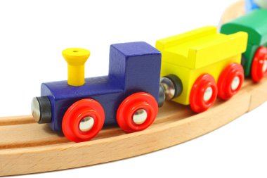 tahta tren oyuncak raylar üzerinde beyaz izole