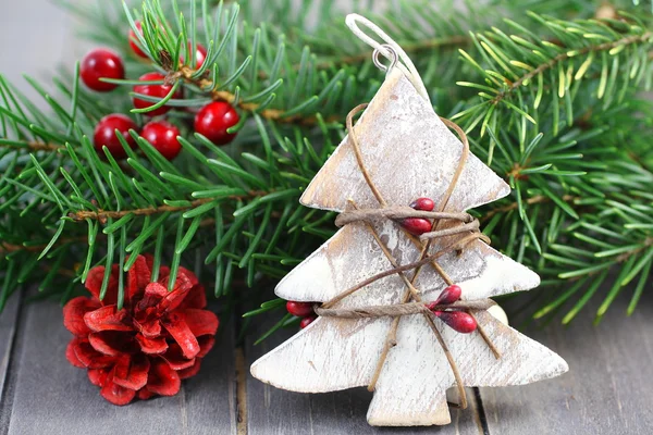 Decoraciones de Navidad sobre fondo de madera — Foto de Stock