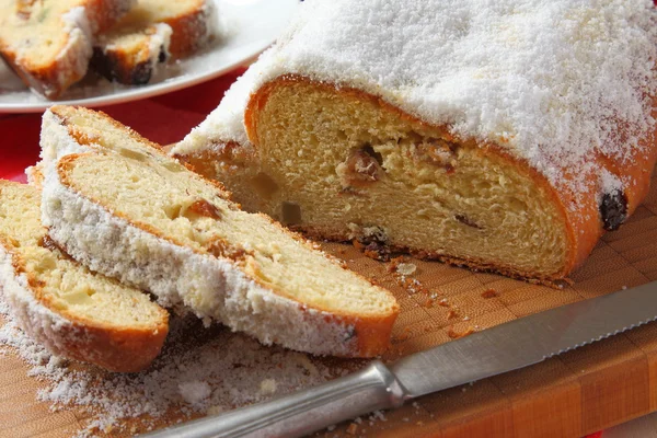 Traditionella tyska hemlagad stollen med torkad frukt — Stockfoto