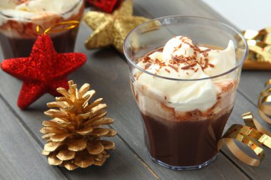 Noel dekorasyonu ile taze çikolatalı süt