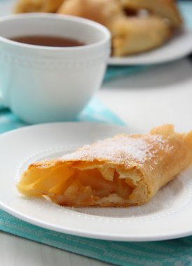 Mavi havlu ile bir tabak taze apfelstrudel