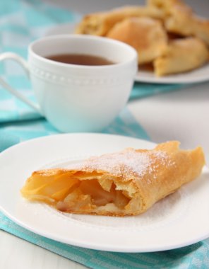 Mavi havlu ile bir tabak taze apfelstrudel