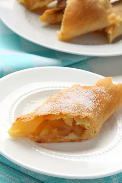 Frischer Apfelstrudel auf einem Teller mit blauem Handtuch — Stockfoto