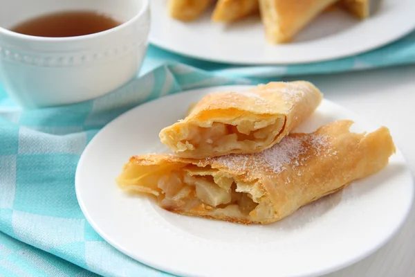 Verse apfelstrudel op een plaat met blauwe handdoek — Stockfoto