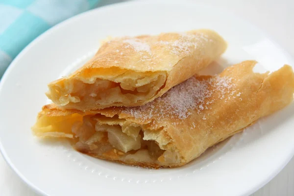 Verse apfelstrudel op een plaat met blauwe handdoek — Stockfoto