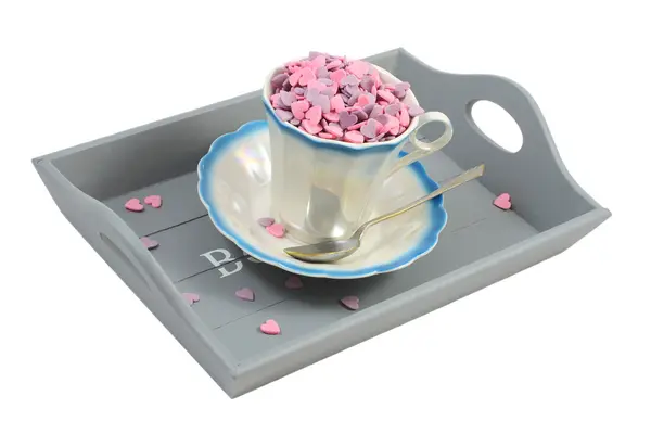 Snoep harten in koffiekopje op Grijze dienblad geïsoleerd over Wit — Stockfoto