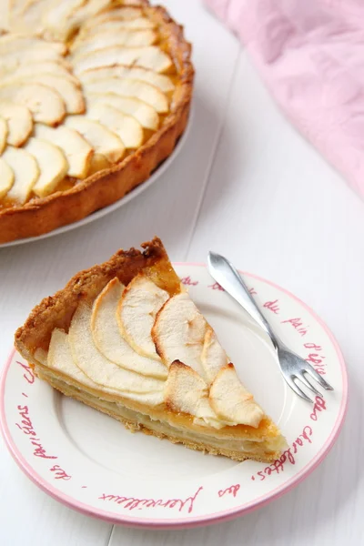 Pedazo de tarta de manzana casera fresca — Foto de Stock