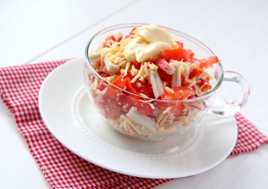 domates, biber ve peynir ile Yengeç Salatası