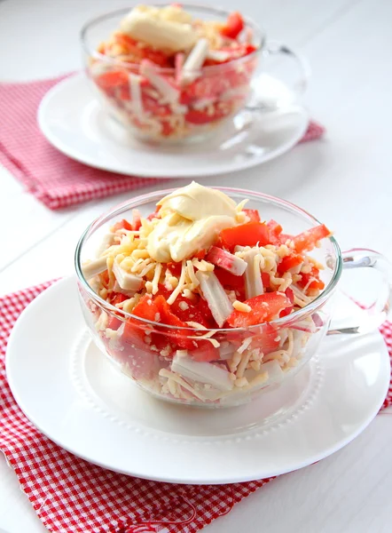 Крабовый салат с помидорами, перцем и сыром — стоковое фото