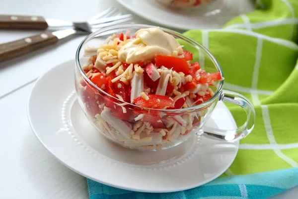 domates, biber ve peynir ile Yengeç Salatası
