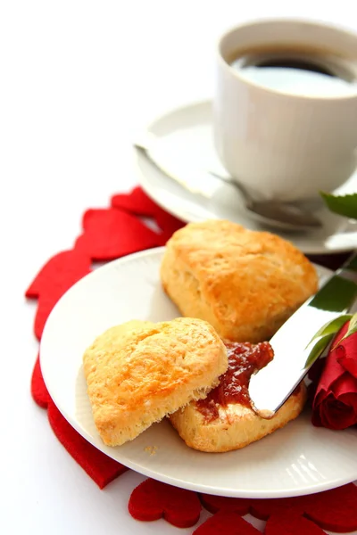 Heart shaped scones with strawberry jam and a cup of tea — Stock Photo, Image