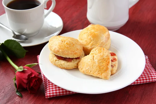 Home made scones with strawberry jam and a cup of tea — Stock Photo, Image