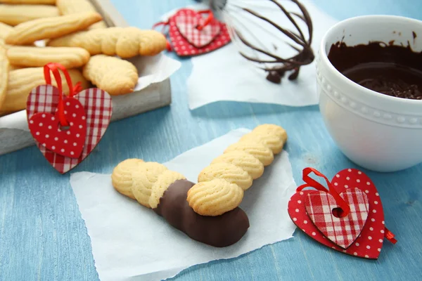 Bolinhos caseiros de biscoito com chocolate e corações — Fotografia de Stock