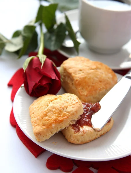 Heart shaped scones with strawberry jam and a cup of tea — Stock Photo, Image