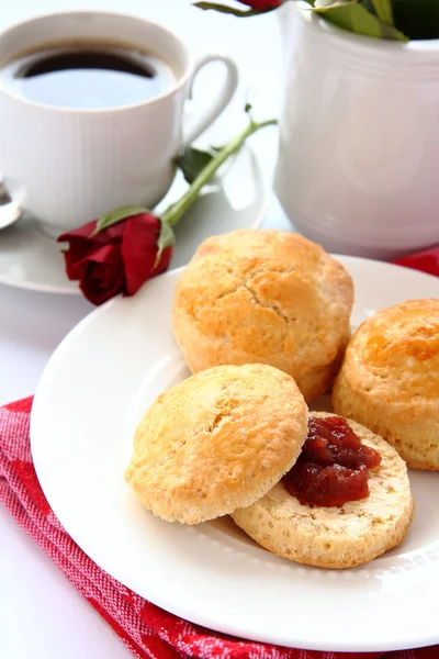 Home made scones with strawberry jam and a cup of tea — Stock Photo, Image