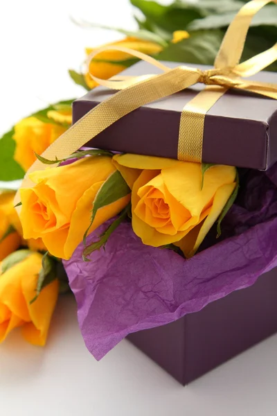 Rosas amarillas y caja de regalo púrpura —  Fotos de Stock