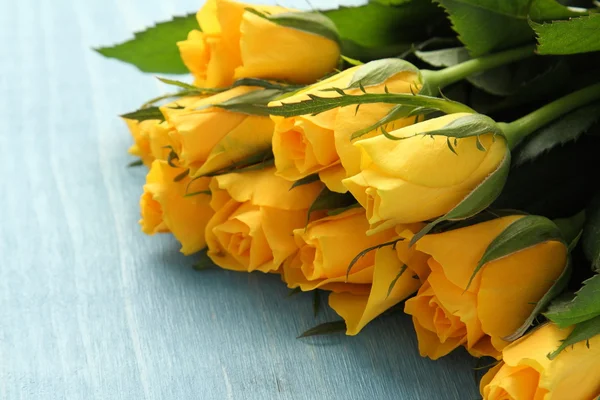 Bouquet of yellow roses on blue background — Stock Photo, Image