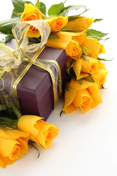 Rosas amarelas e caixa de presente roxo — Fotografia de Stock