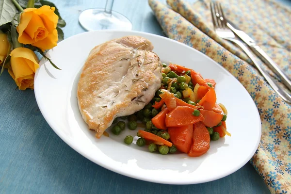 Roast chicken breast with vegetables on white plate — Stock Photo, Image